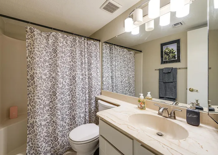 Pool Access & Private Patio! Prime Arcadia Holiday home